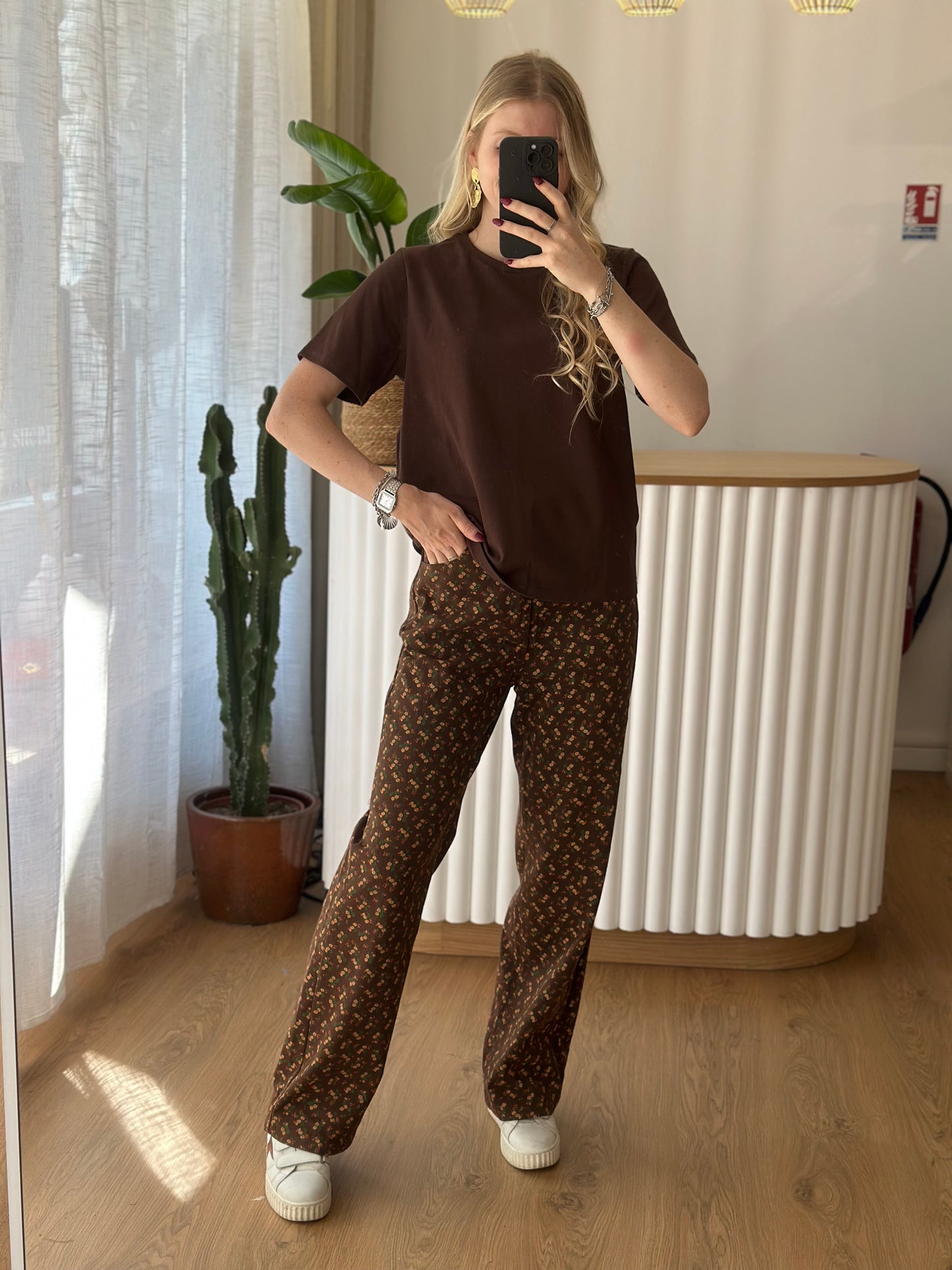t-shirt marron